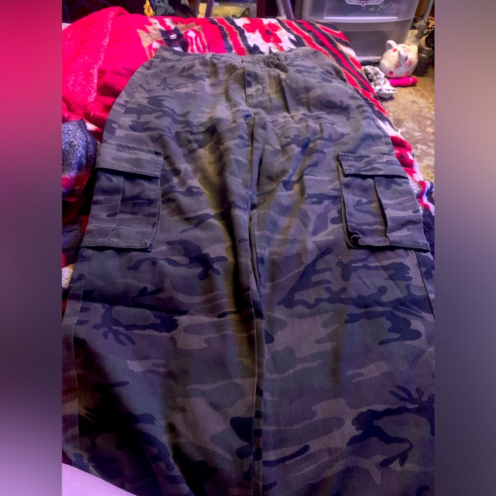 camo hot topic cargo pants
